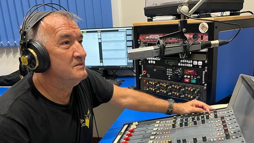 Andreu Pérez, als estudis de Ràdio Ripoll