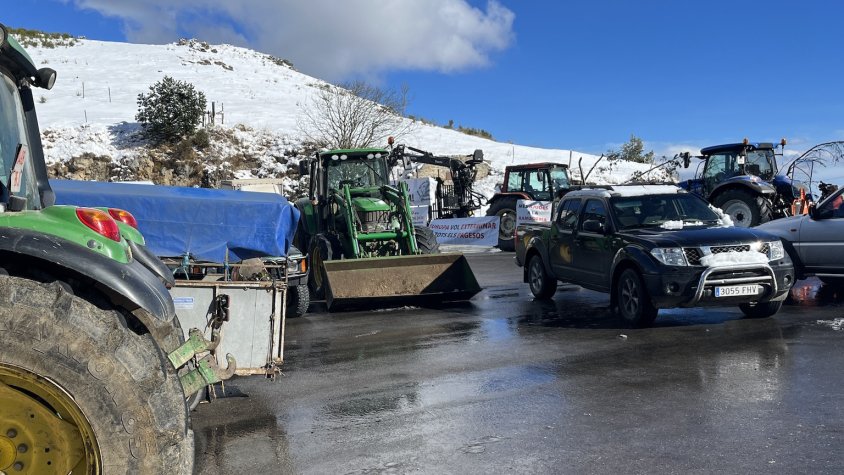 Els pagesos continuen amb les seves reivindicacions tallant de nou el Coll d'Ares