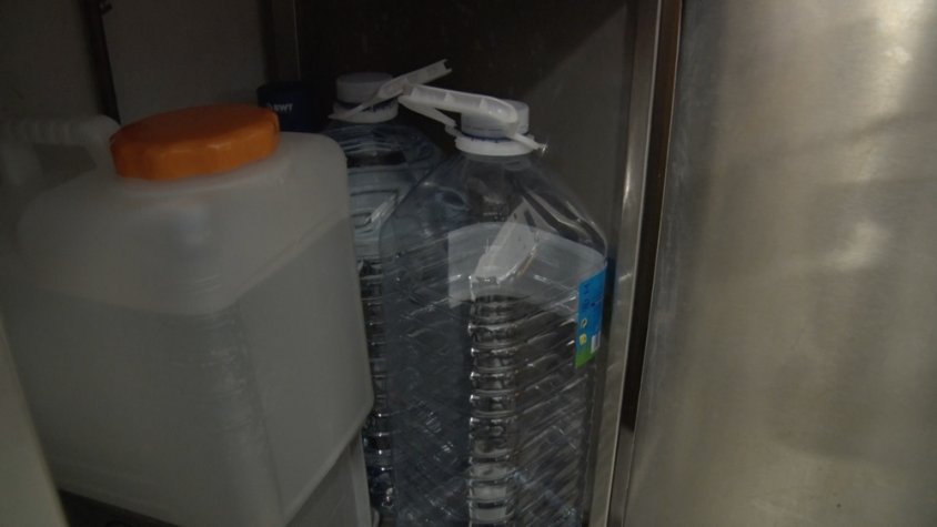 Mecanisme adaptat per aigua embotellada d'una cafetera
