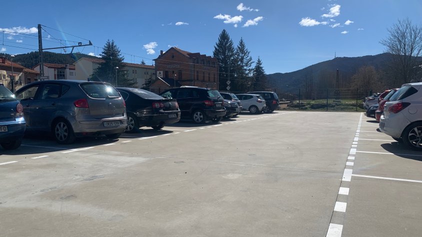 L'aparcament del davant de l'estació