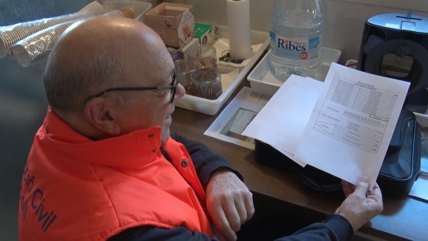 El coordinador de voluntaris, Joan Bonamaison, revisa la memòria del 2023