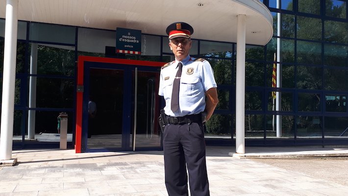 Rafael Manzano a l'exterior de la comissaria dels Mossos d'Esquadra a Ripoll