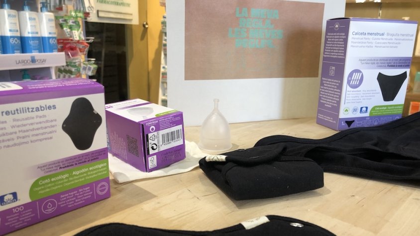 La campanya permet escollir entre una copa menstrual, unes calcetes de tela o compreses reutilitzables