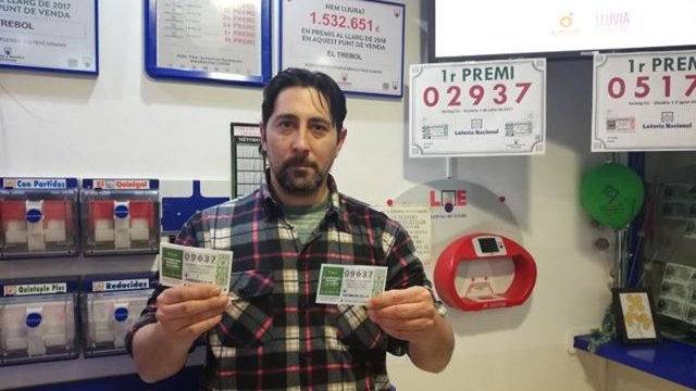 Marc Rosa amb les butlletes premiades al sorteig de dissabte