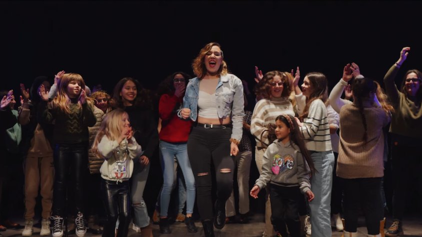 Imatge del videoclip 'Àngel', on hi apareixen una vuitantena de dones ribetanes