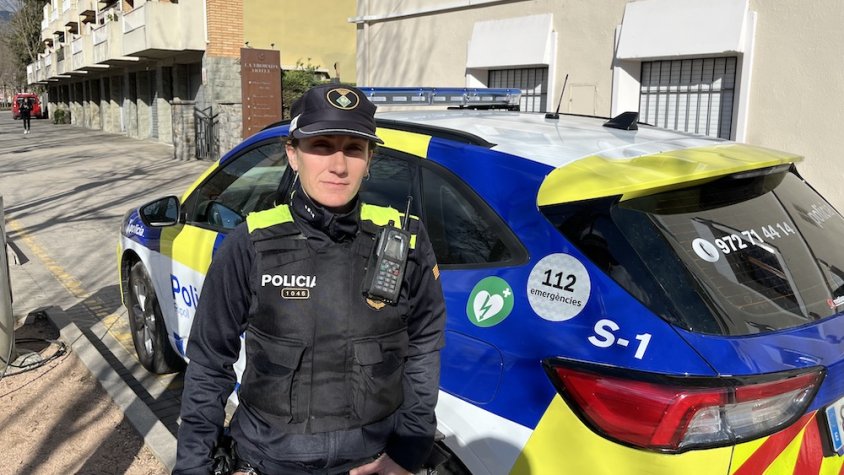 Agent 1045 de la Policia Local de Ripoll, encarregada de la tasca de prevenció de l'incivisme