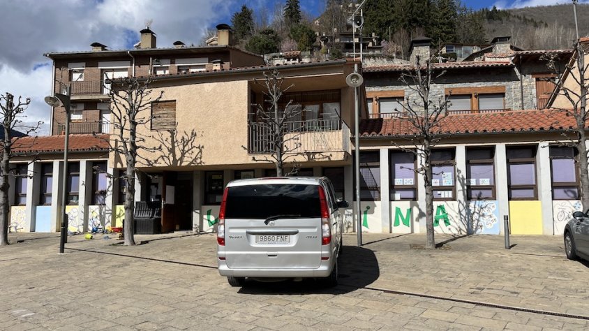 Exterior de l'escola la Daina, a Vilallonga de Ter