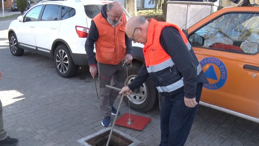 Els voluntaris de Protecció Civil comproven l’estat dels hidrants