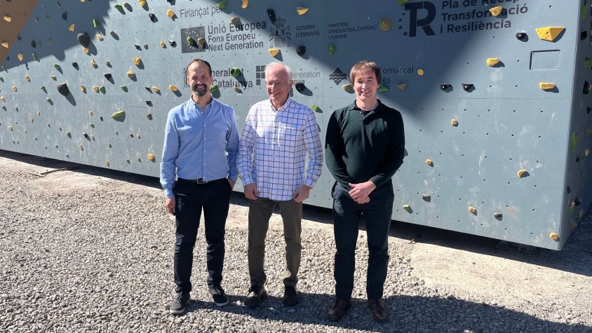 L'alcalde d'Ogassa, Albert Solà, el president del Consell Comarcal, Amadeu Rosell, i el conseller comarcal de Turisme, Xavi Guitart, han inaugurat l'equipament
