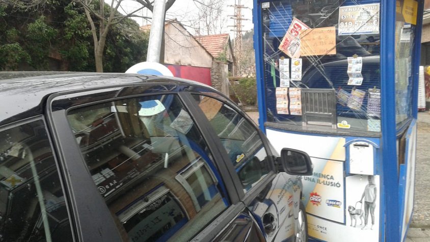 El cotxe encastat a la cabina de venda de loteria