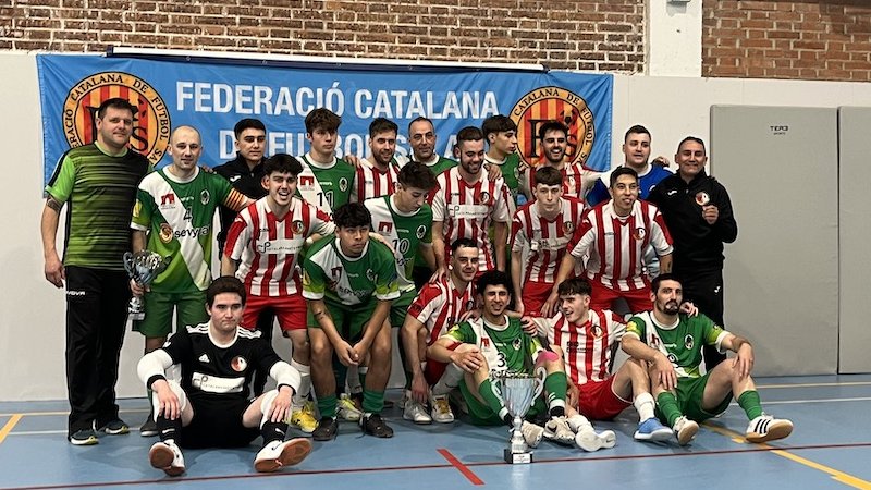 Jugadors de l'EFS Ripoll i del Tecla Futsal després de la final