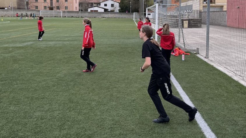L'equip aleví femení de la FEC, entrenant