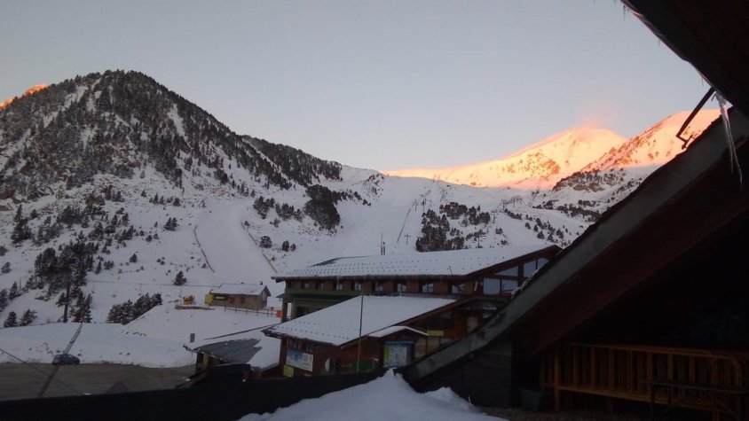 Aspecte de l'estació de Vallter 2000 després de les nevades