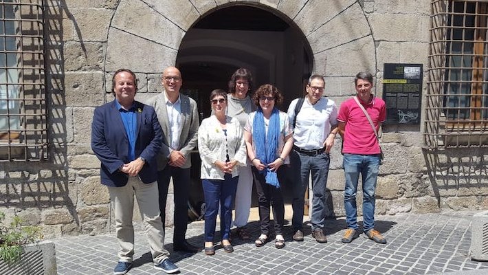 Tots els participants a l'entrada de l'ajuntament de Camprodon