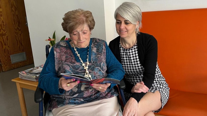 La Carme Freixa i la Isabel Mir amb el llibre