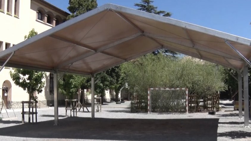 La coberta del pati de l'escola és una de les obres dels pressupostos participatius