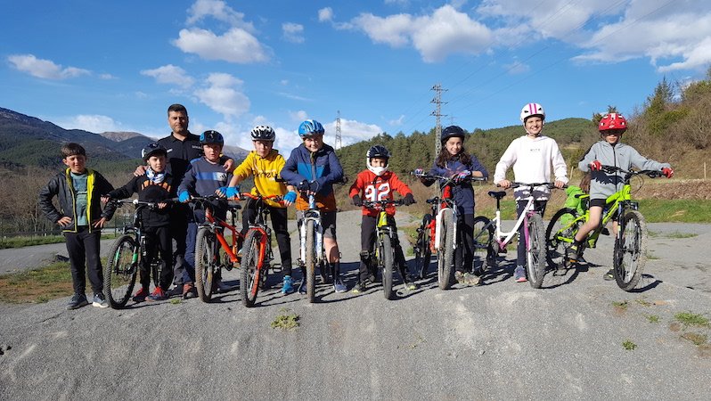 Els primers integrants de l'escola de ciclisme, durant el primer entrenament
