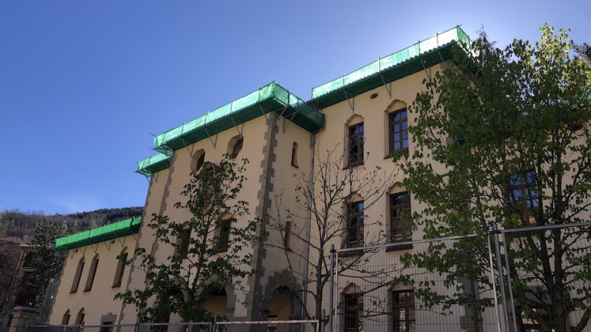 Obres de col·locació de la xarxa protectora a l’escola de Ribes