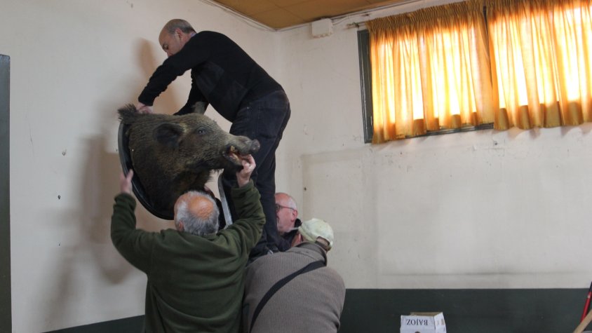 Part dels caçadors acabant de treure records del local que han tingut els últims 94 anys