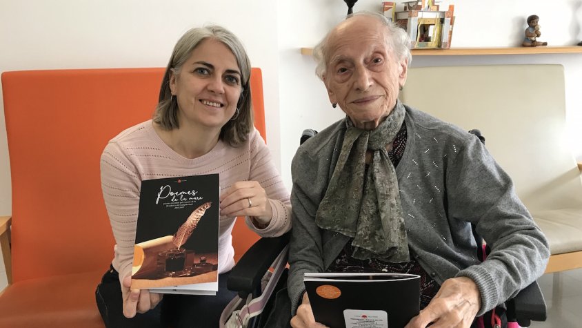 Isabel Mir, la directora de la residència, amb l'Àngela Puigcorber, una de les usuàries