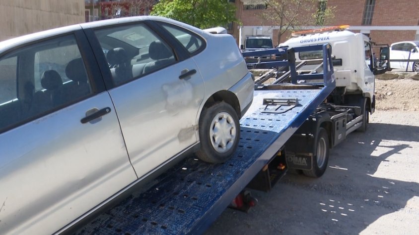 La Policia Local s'encarrega de fer el control dels vehicles abandonats i procedir a la seva retirada