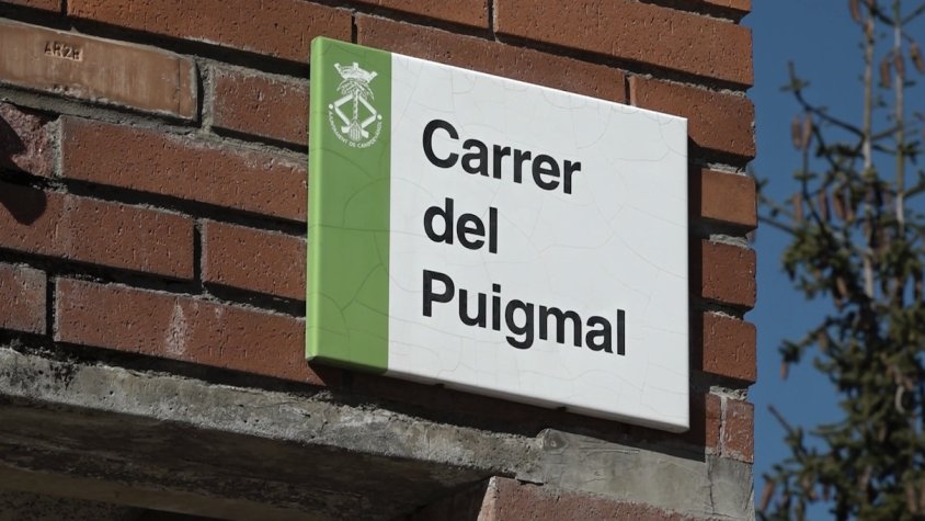 Una placa identificativa del carrer Puigmal