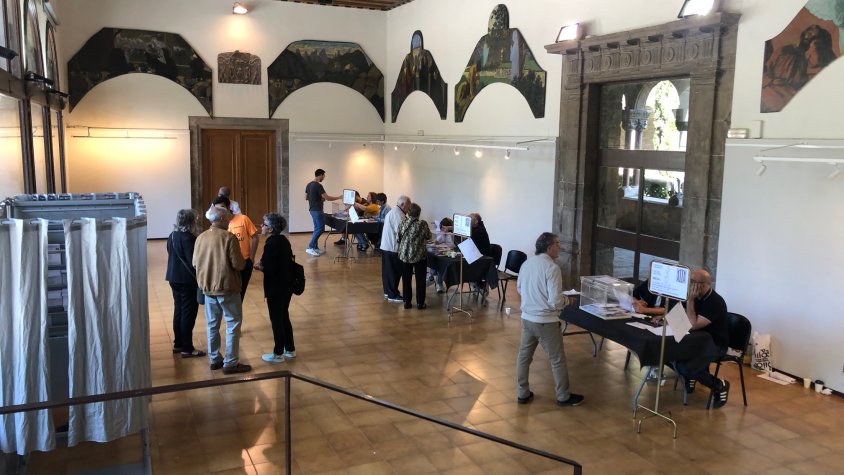 El local de votació a la Sala Abat Senjust de Ripoll