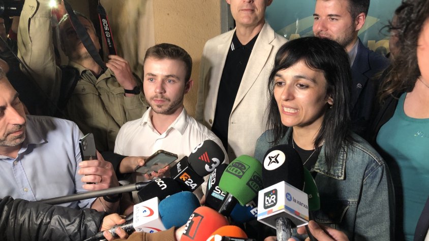 Sílvia Orriols atenent els mitjans