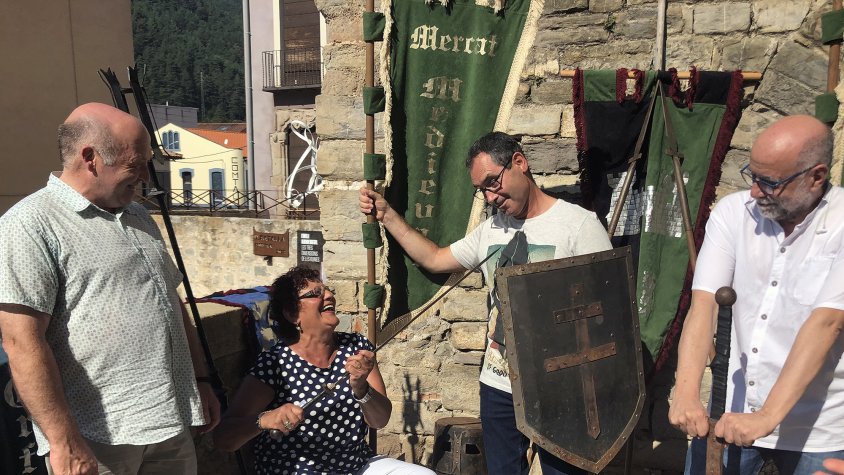 Els regidors Magda Perramon i Ramon Santanach així com Ramon Fornós i Josep Maria Soldevila, de Sabors Catalans, ja s'han ambientat en l'època per la presentació