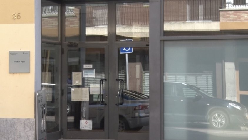 L'exterior del jutjat de Ripoll