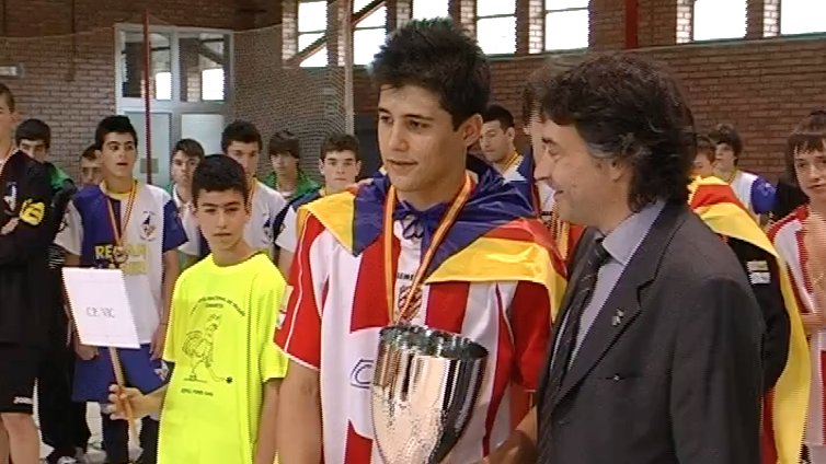 L'alcalde Jordi Munell donant el trofeu al CP Vic, vencedor del campionat l'any 2012