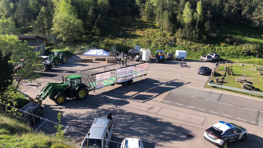 Els pagesos ripollesos han barrat el pas a Coll d'Ares durant 24 hores