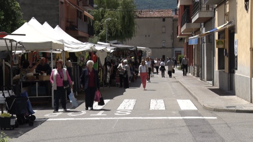 El mercat setmanal de Campdevànol se celebra els dimarts, amb tot tipus de producte