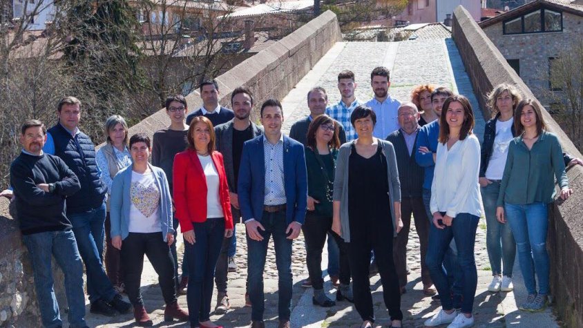 Els integrants de la candidatura d'ERC a Sant Joan de les Abadesses per al proper 26 de maig