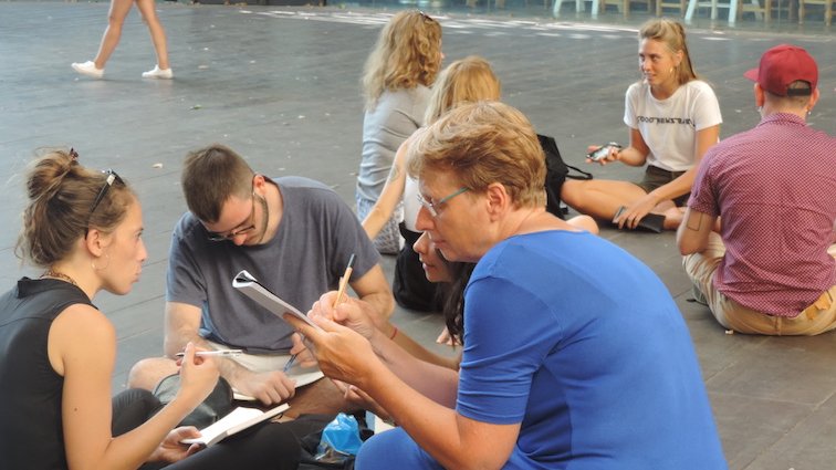 Els joves arquitectes a la plaça de la Lira