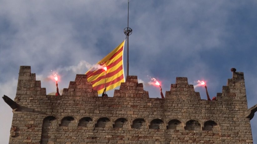 La flama del Canigó encén les fogueres de la revetlla 