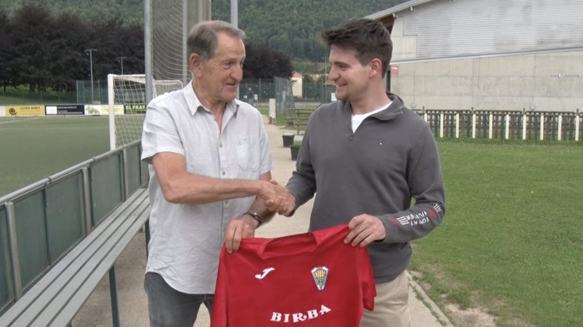 Joan Busquets i Lluís Aspar, certificant la incorporació del mollonenc a la disciplina de la UE Camprodon