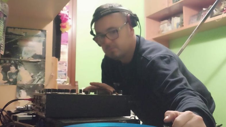 Eudald Noya, punxant a l'habitació on va començar tot