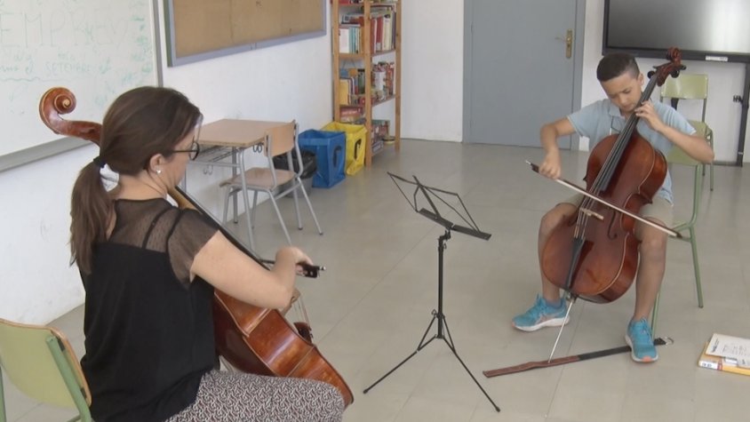 La Laia Puig, fent classes de violoncel amb un alumne del Curs d'Interpretació Isaac Albèniz