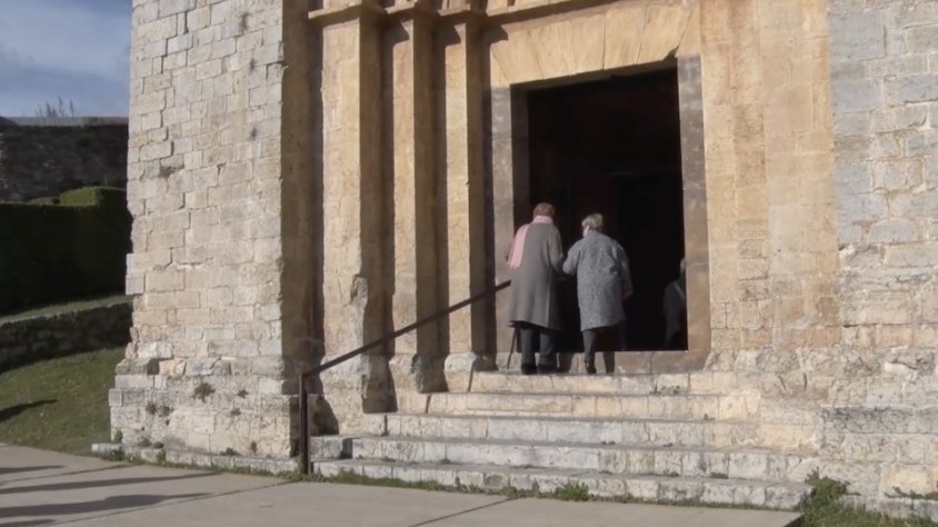 Dues ancianes, entrant a l'església