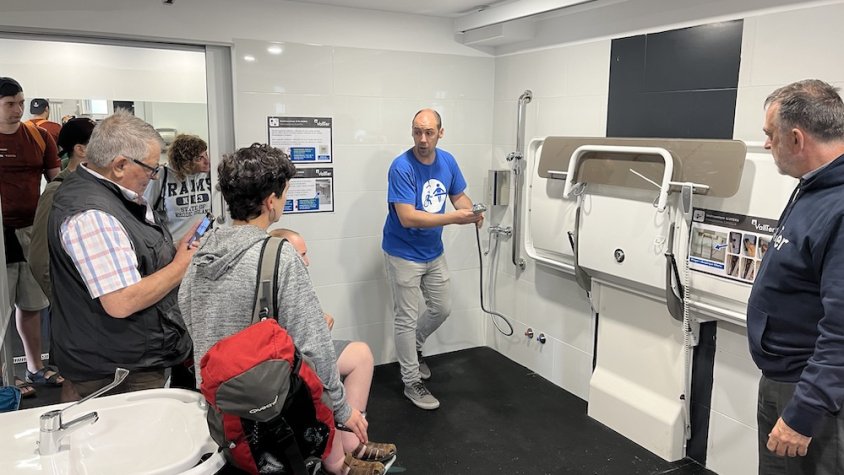 Moment de la inauguració del canviador inclusiu