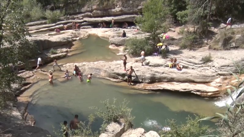 Banyistes a la Riera de Merlès