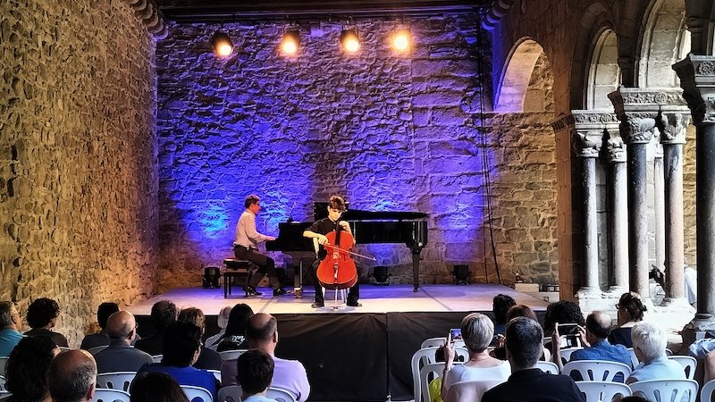 Els alumnes s'han acomiadat del curs sobre l'escenari