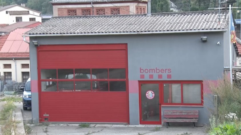 La coberta del parc de Bombers de Ribes és de fibrociment i la Generalitat obliga a retirar-la