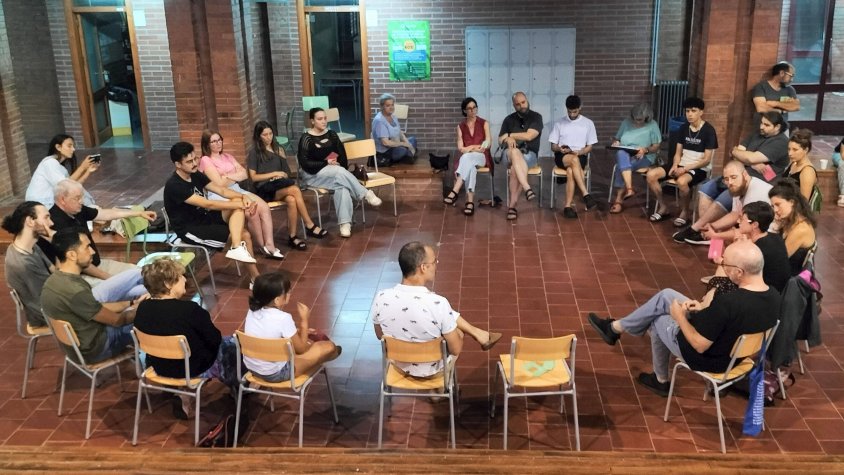 L’última taula de debat es va haver de traslladar a l’interior de l’Institut a causa de la pluja