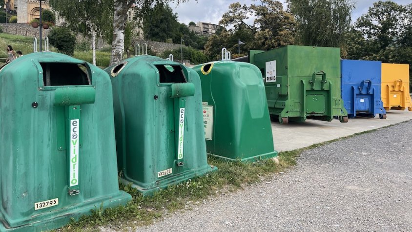 Els compactadors estan ubicats a la zona d'entrada del municipi