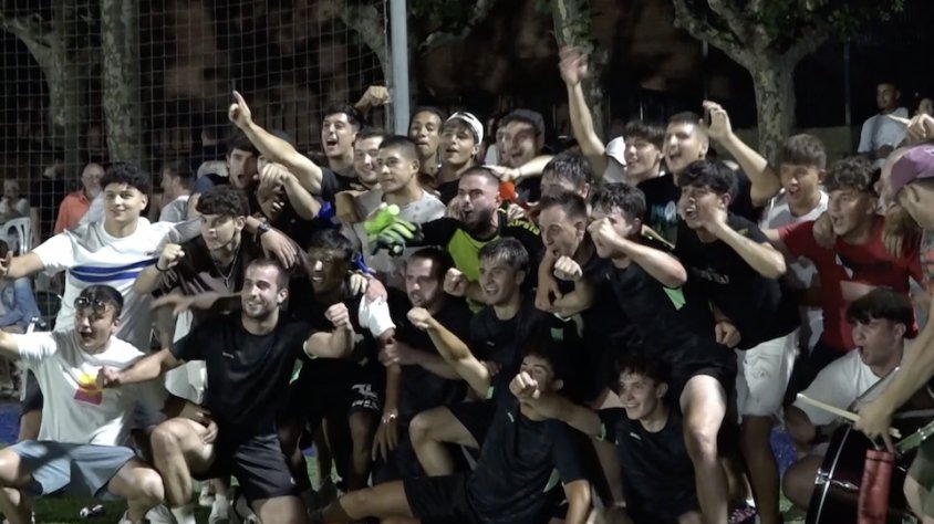 El Campro FC, celebrant el triomf amb l'afició