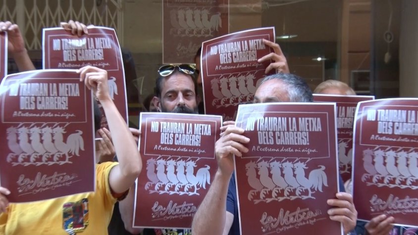 Els membres del casal mostren el seu rebuig al tancament del centre