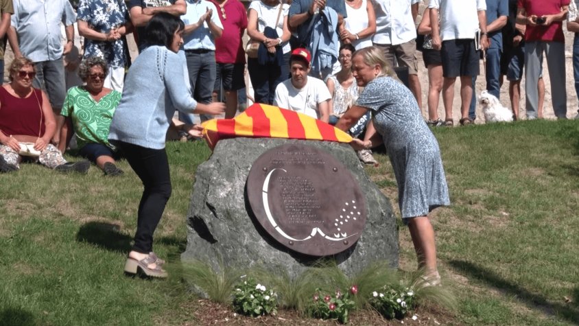 Elisabet Caritg, víctima del 17A, i Sílvia Orriols, alcaldessa de Ripoll, van destapar la placa