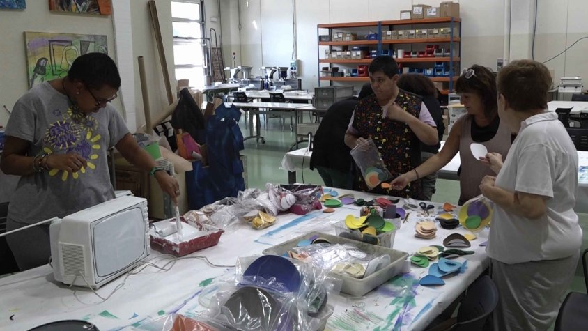 Membres de la Fundació MAP preparen els decorats de l'Inspira Festival